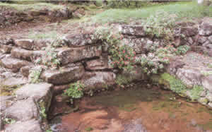 Una cisterna, todavía en uso, que recoge el agua de los acueductos